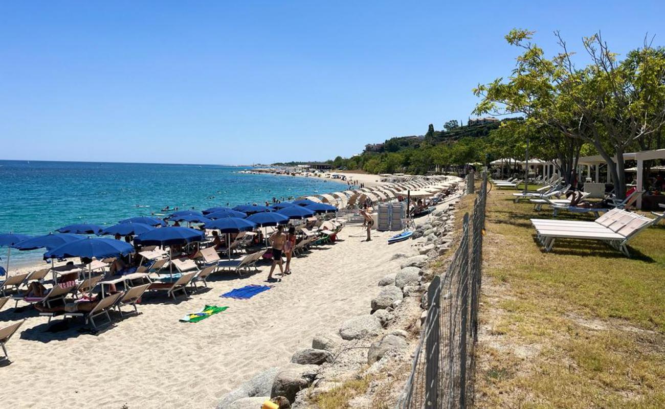 Turrati Beach'in fotoğrafı beyaz kum yüzey ile