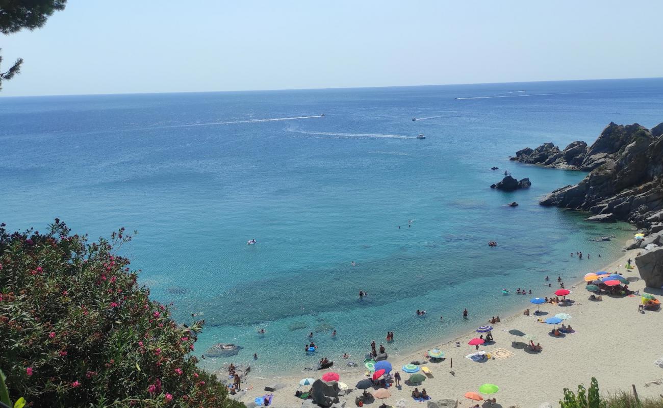 Grillone Beach'in fotoğrafı açık bej kum yüzey ile