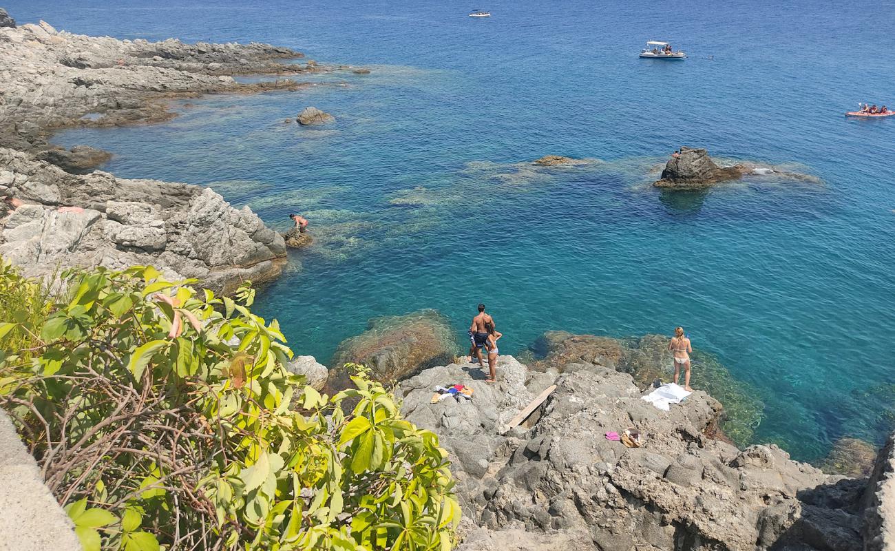 Scogliera delle Vasche di Cassiodoro'in fotoğrafı rocky shore yüzey ile