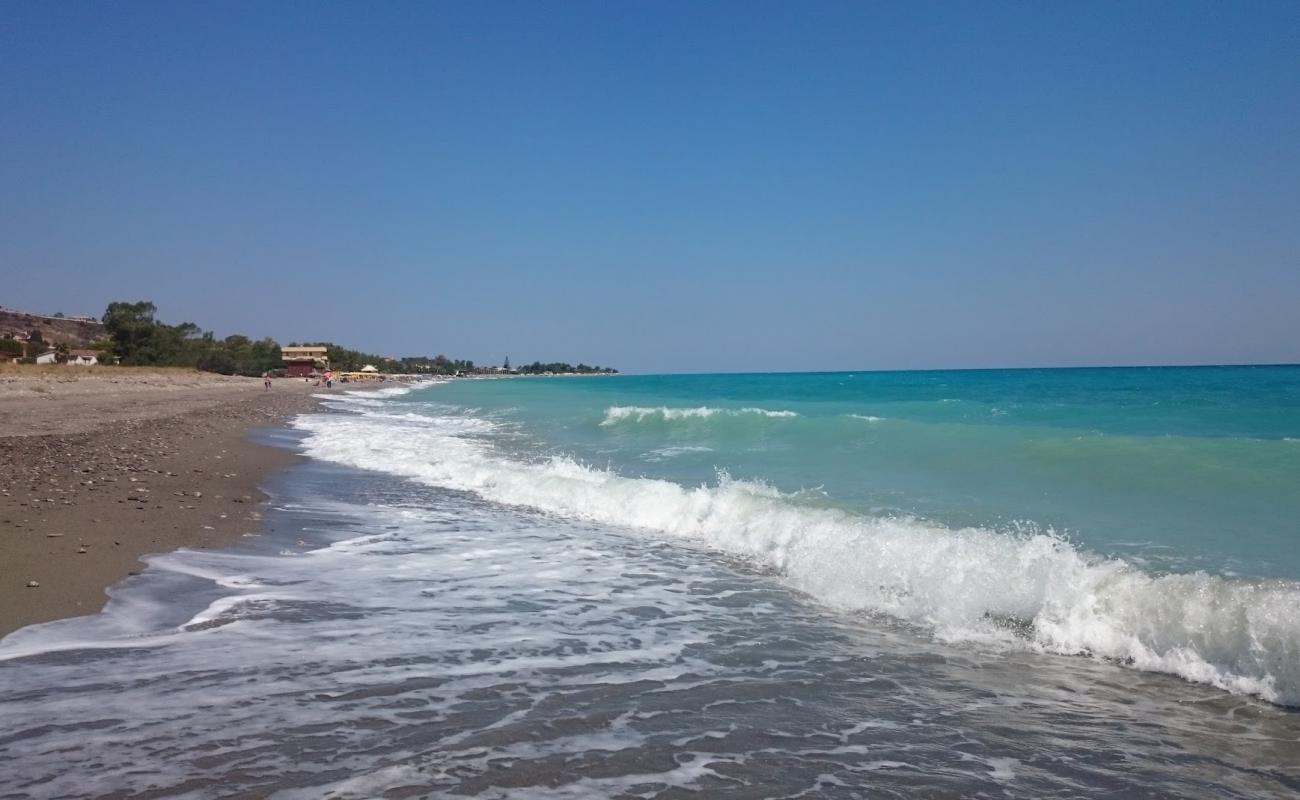 Calopezzati Beach'in fotoğrafı gri kum ve çakıllar yüzey ile