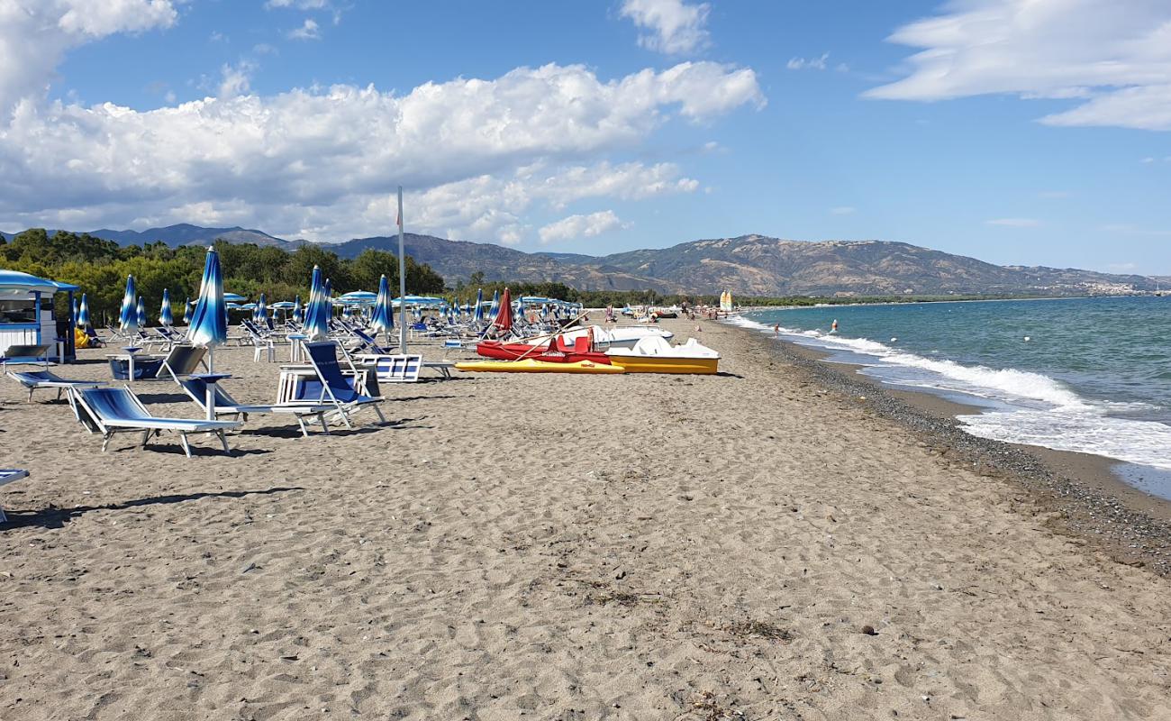 Spiaggia Pineta di Sibari'in fotoğrafı açık bej kum yüzey ile