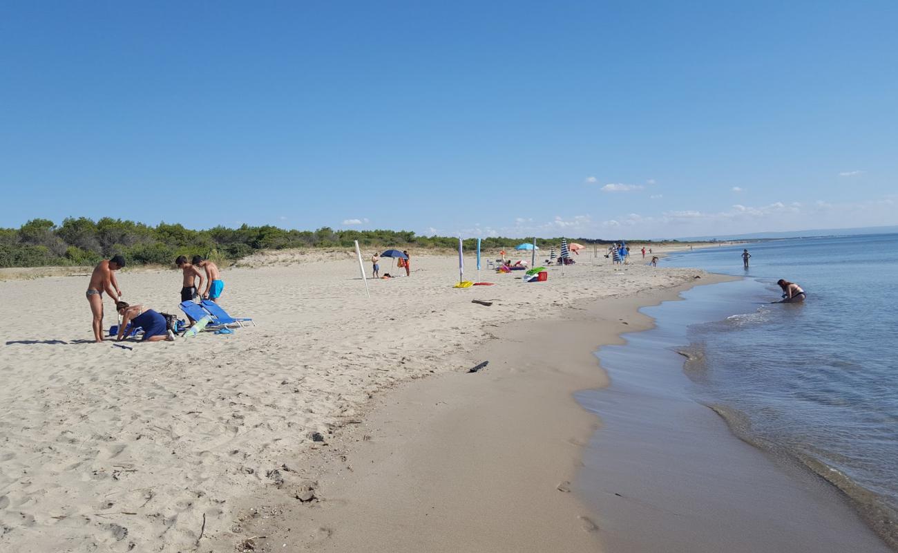 Spiaggia Marinella'in fotoğrafı beyaz kum yüzey ile