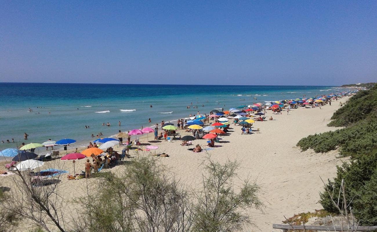 San Pietro Beach in Bevagna'in fotoğrafı açık bej kum yüzey ile