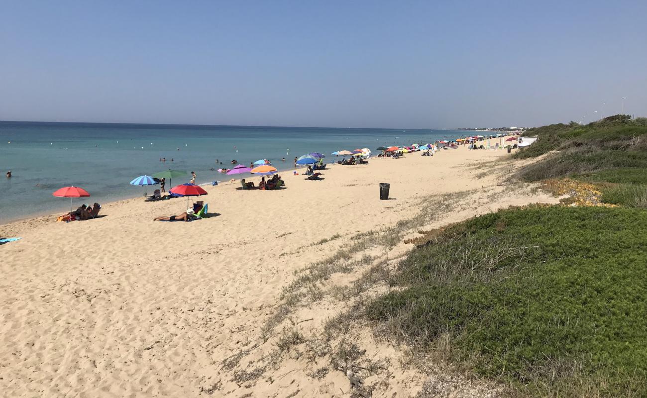 Manduria Beach'in fotoğrafı açık bej kum yüzey ile