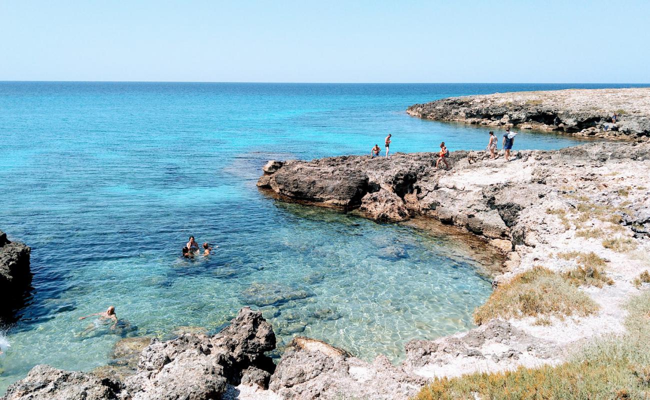 Caletta Veleriano Beach'in fotoğrafı rocky shore yüzey ile