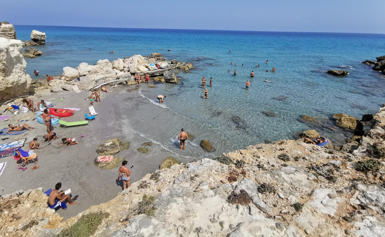 Conca Specchiulla Beach'in fotoğrafı açık bej kum yüzey ile