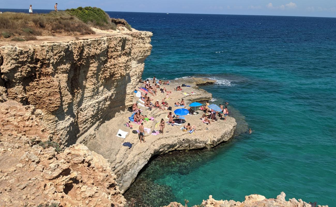 Grotta Ronzu Beddhu'in fotoğrafı kayalık arazi yüzey ile