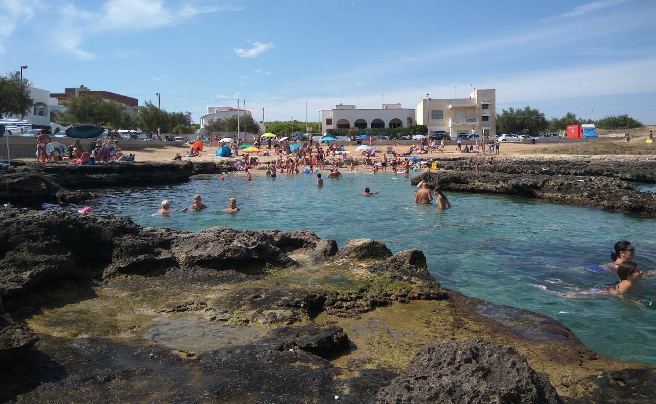 Scoglio del Cavallo - Torre Santa Sabin'in fotoğrafı açık bej kum yüzey ile