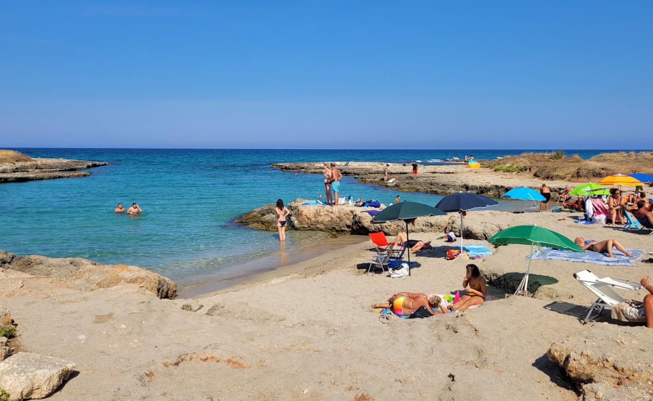 Isoletta Beach'in fotoğrafı bej kum ve çakıl yüzey ile