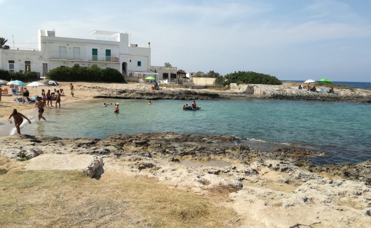 Mangiamuso Beach'in fotoğrafı bej kum ve kayalar yüzey ile