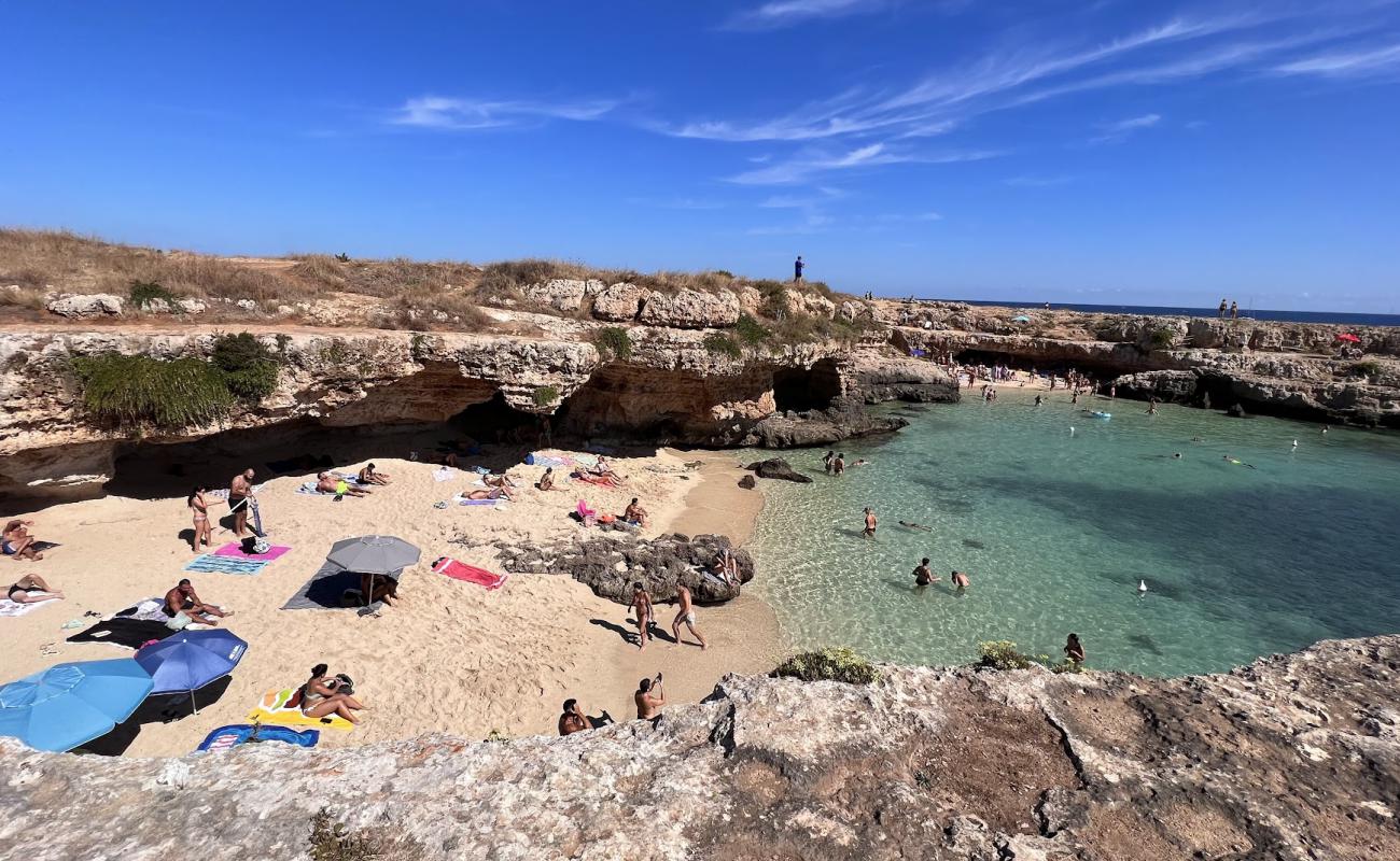 Grotta della Cala Tre Buchi'in fotoğrafı parlak kum yüzey ile