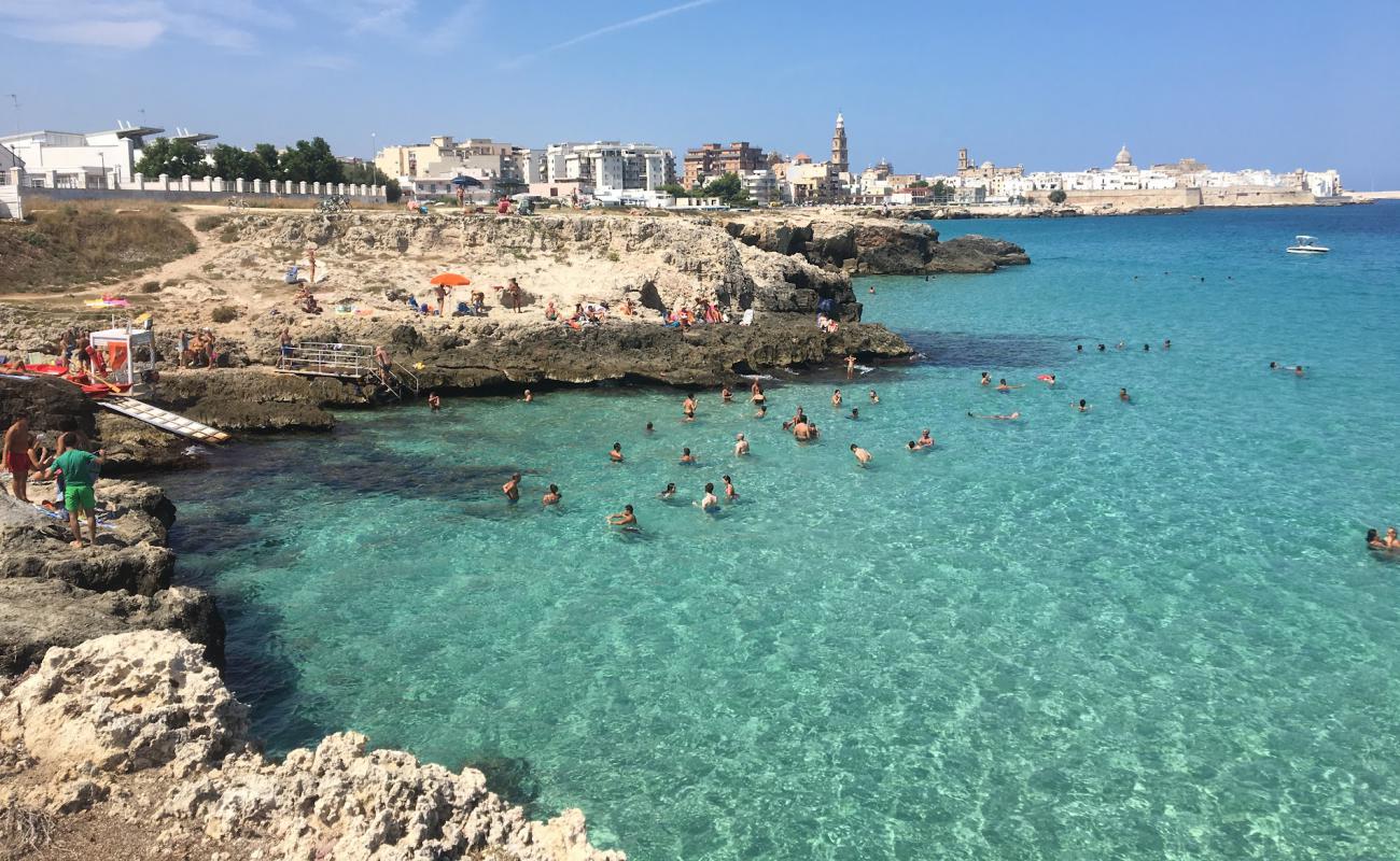 Cala Porto Nero'in fotoğrafı beton kapak yüzey ile