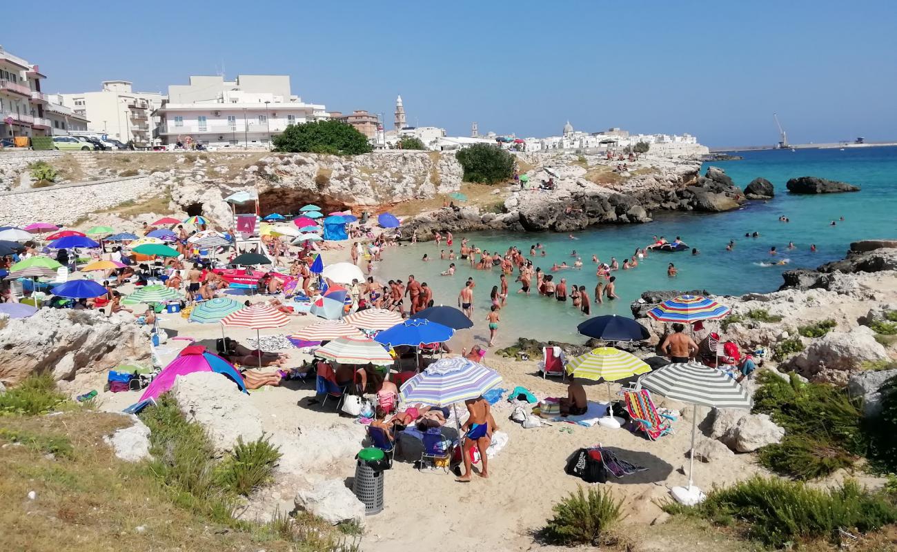 Spiaggia di Cala Porto Rosso'in fotoğrafı parlak kum yüzey ile