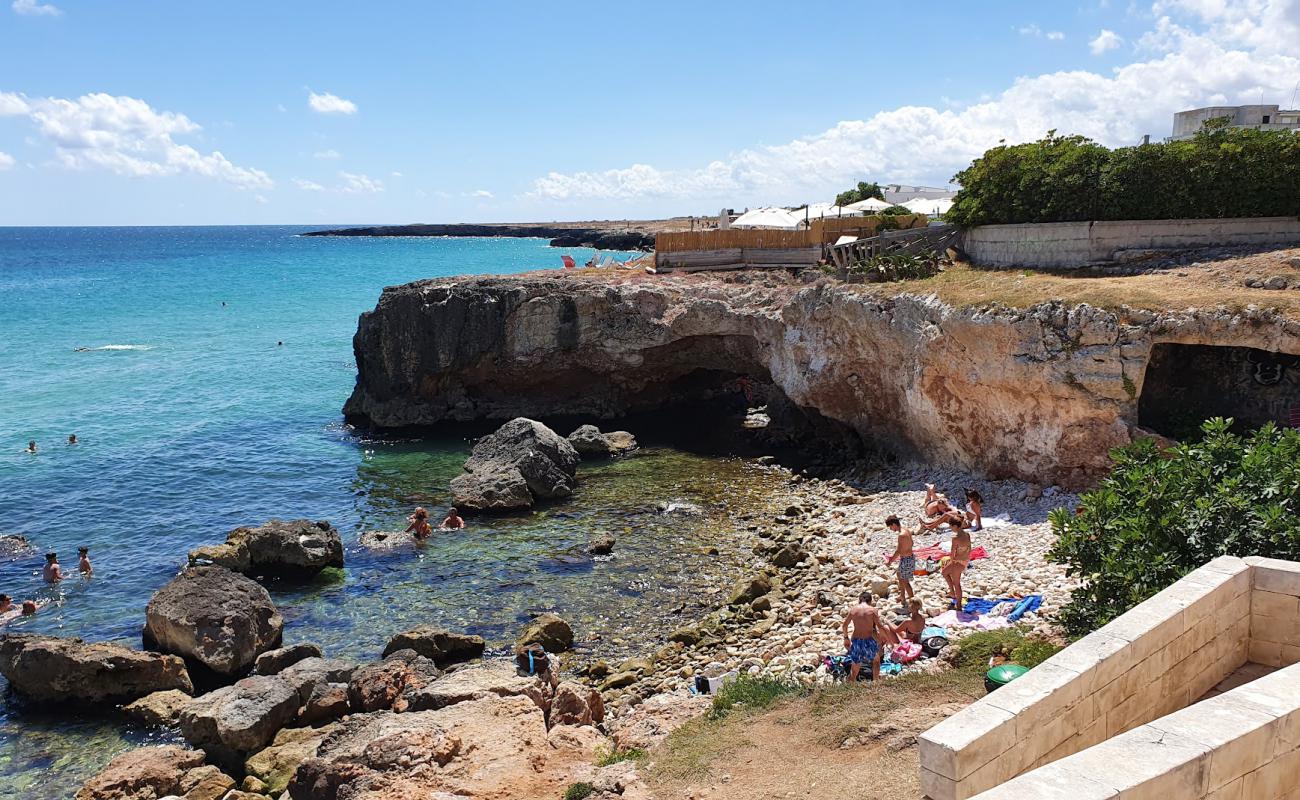 Spiaggia di Cala Cozze'in fotoğrafı taşlar yüzey ile