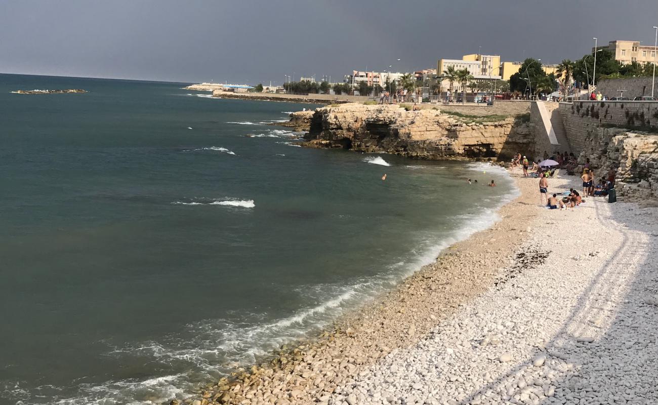 La Salata Beach'in fotoğrafı bej çakıl yüzey ile