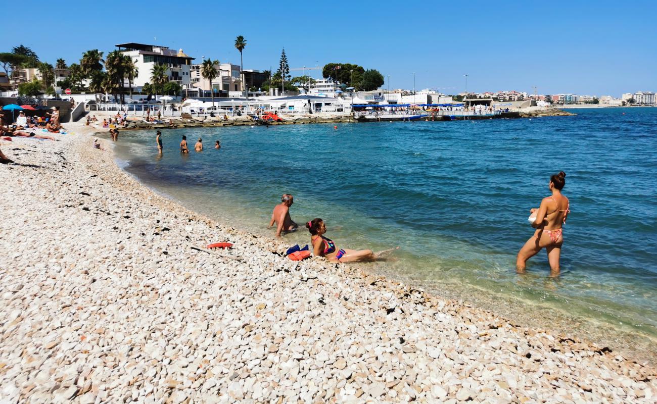 Cala Colonna Beach'in fotoğrafı beyaz çakıl taş yüzey ile