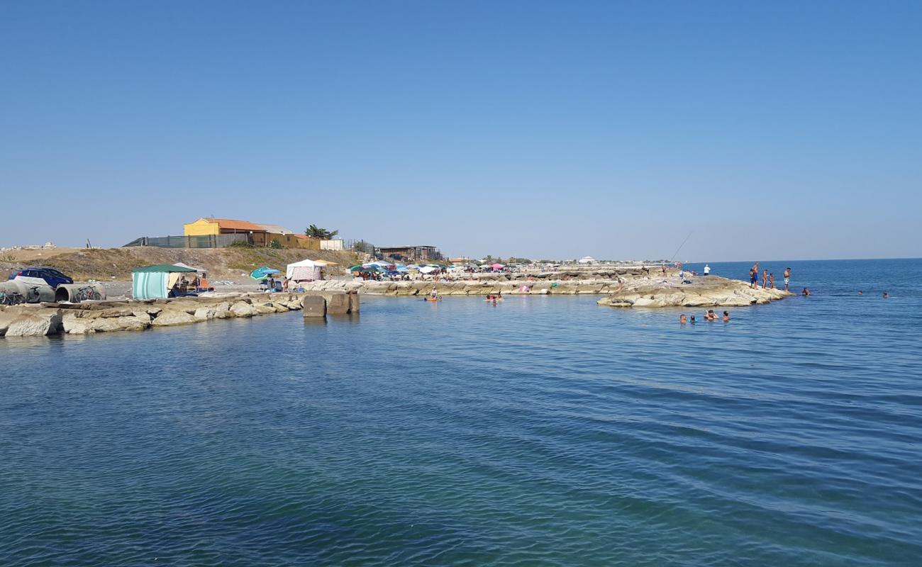 Spiaggia Orno Margherita di Savoia'in fotoğrafı gri kum yüzey ile