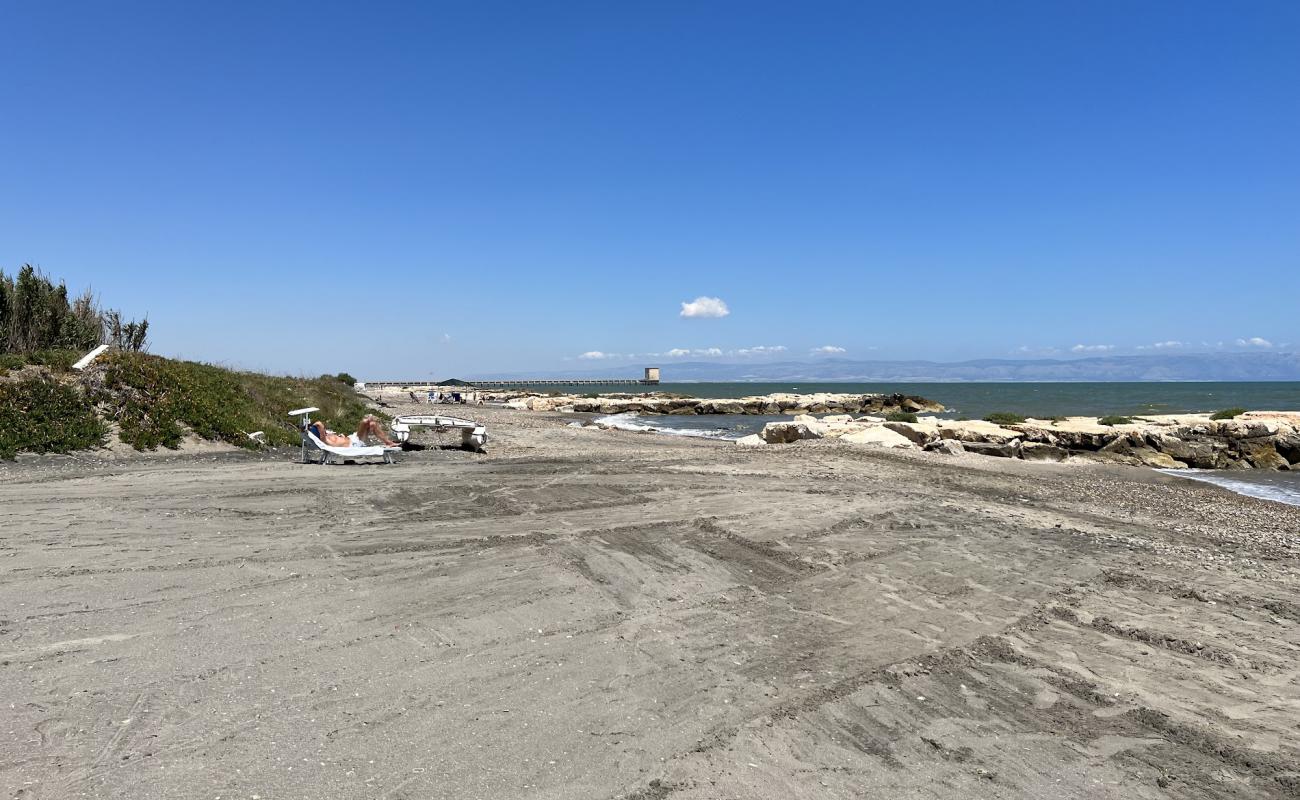 Lido Il Fenicottero Rosa Beach'in fotoğrafı gri kum yüzey ile