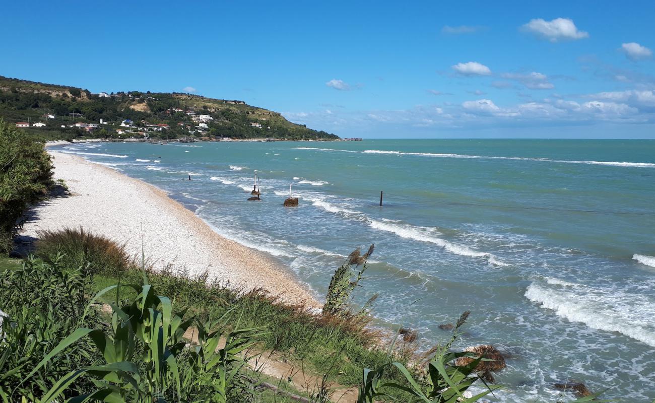 Spiaggia della Fuggitella'in fotoğrafı bej kum ve çakıl yüzey ile