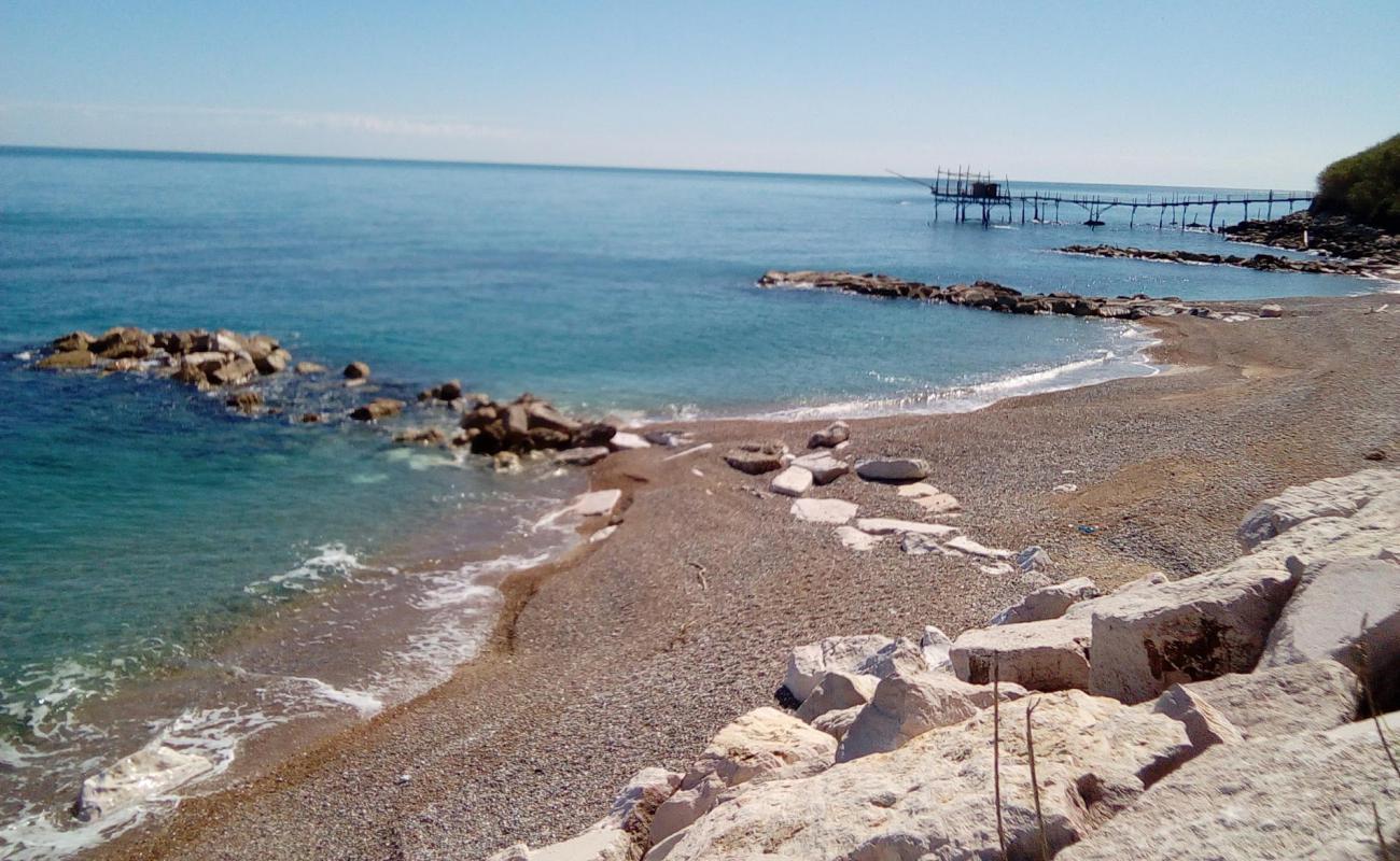 Promontorio Dannunziano Beach'in fotoğrafı gri çakıl taşı yüzey ile