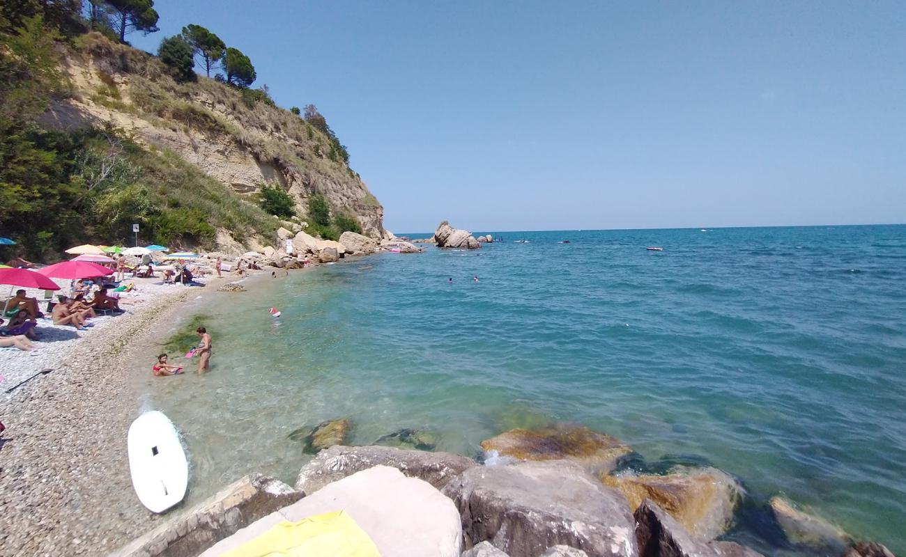 Punta Acquabella Beach'in fotoğrafı gri çakıl taşı yüzey ile
