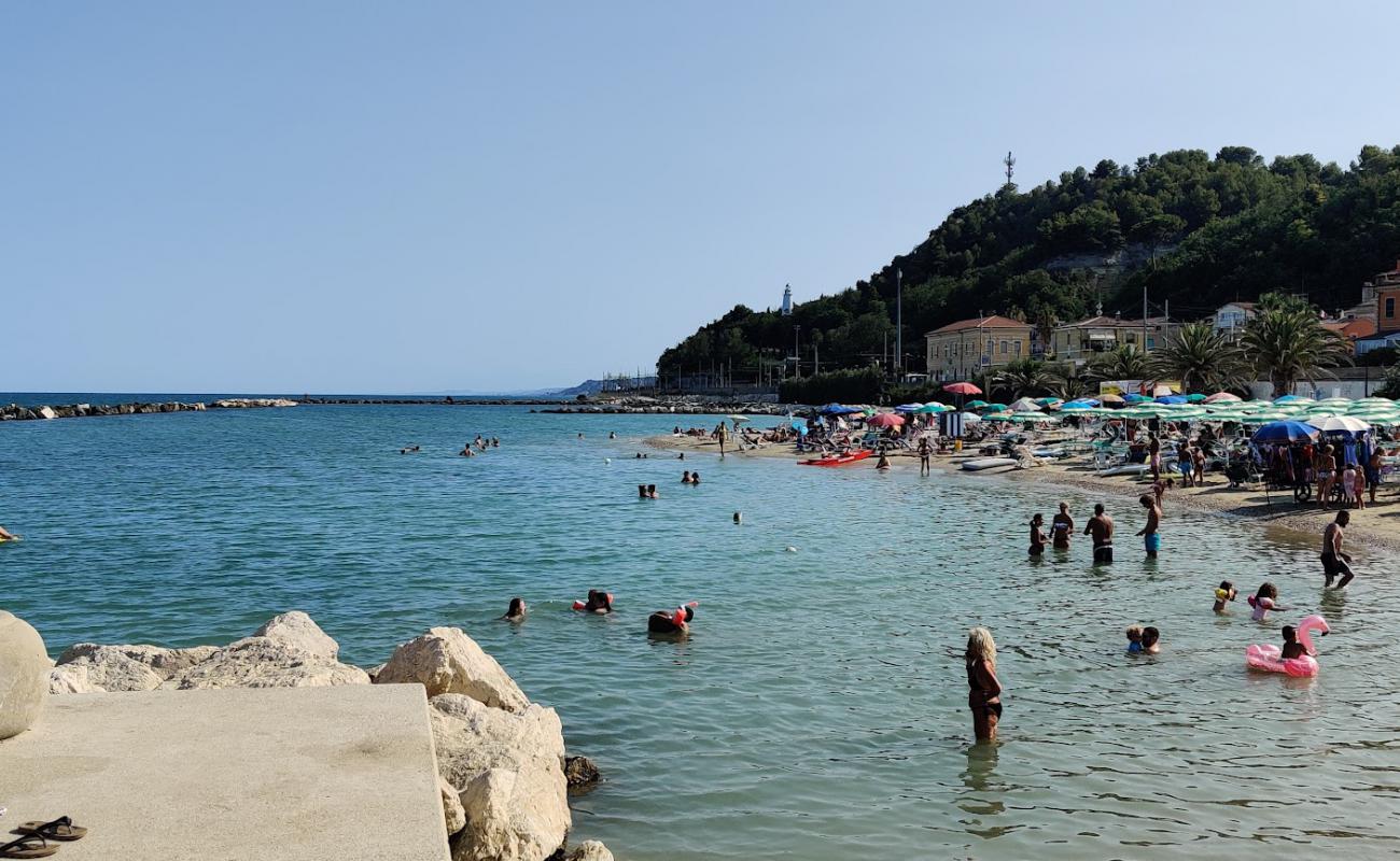 Spiaggia dei Pedaso'in fotoğrafı taşlı kum yüzey ile