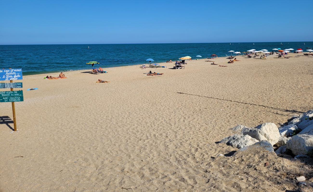 Spiaggia dei Scossicci'in fotoğrafı hafif ince çakıl taş yüzey ile