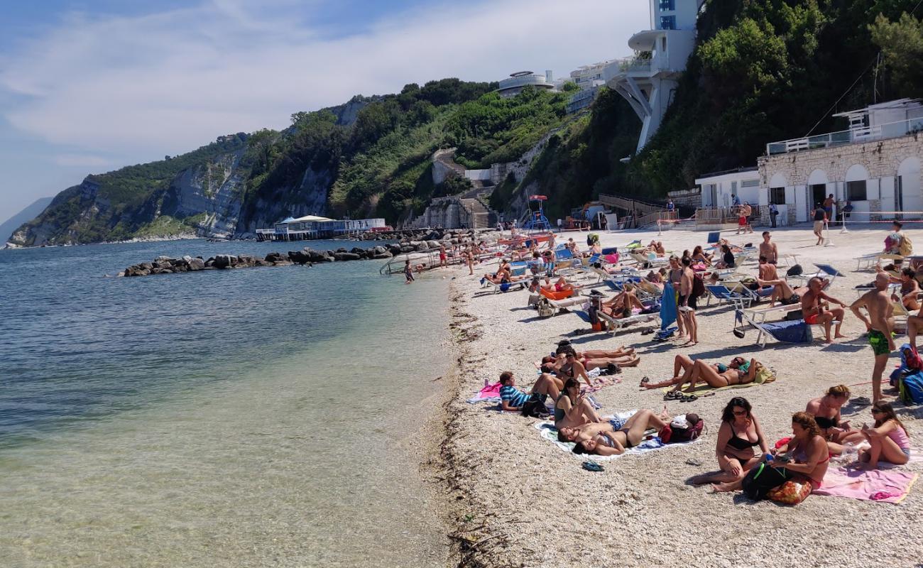 Spiaggia del Passetto'in fotoğrafı gri çakıl taşı yüzey ile