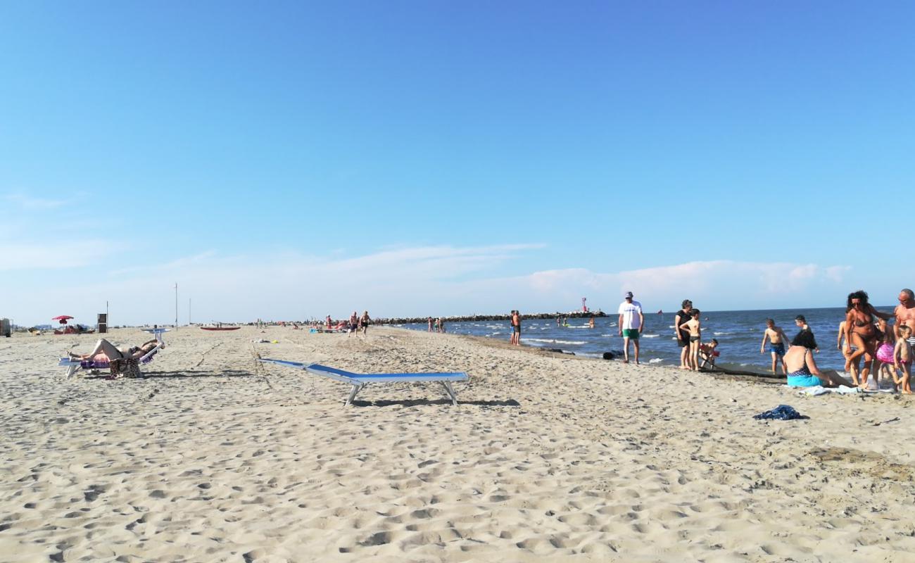 Lido Degli Estensi Beach'in fotoğrafı açık bej kum yüzey ile