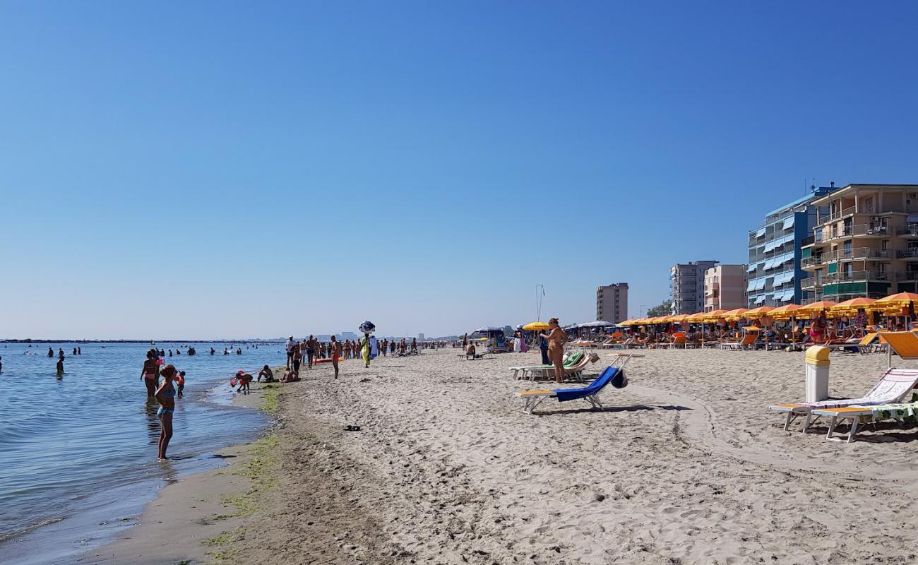 Lido Degli Scacchi'in fotoğrafı parlak kum yüzey ile