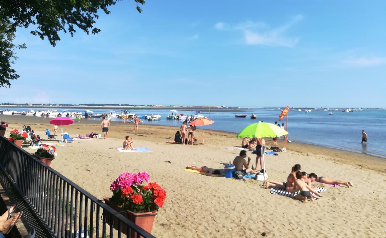 Spiaggia del Bacan'in fotoğrafı parlak kum yüzey ile