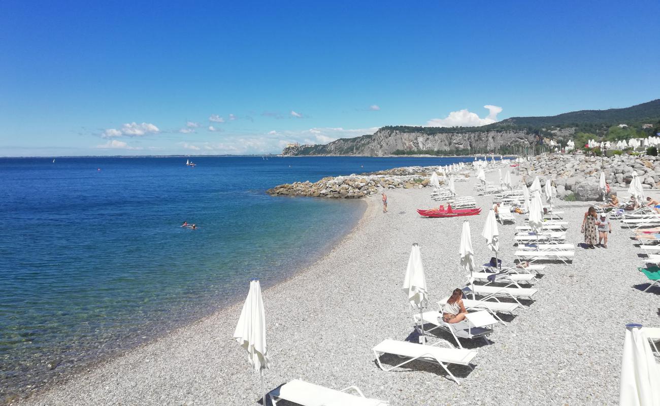 Spiaggia di Portopiccolo Sistiana'in fotoğrafı gri çakıl taşı yüzey ile