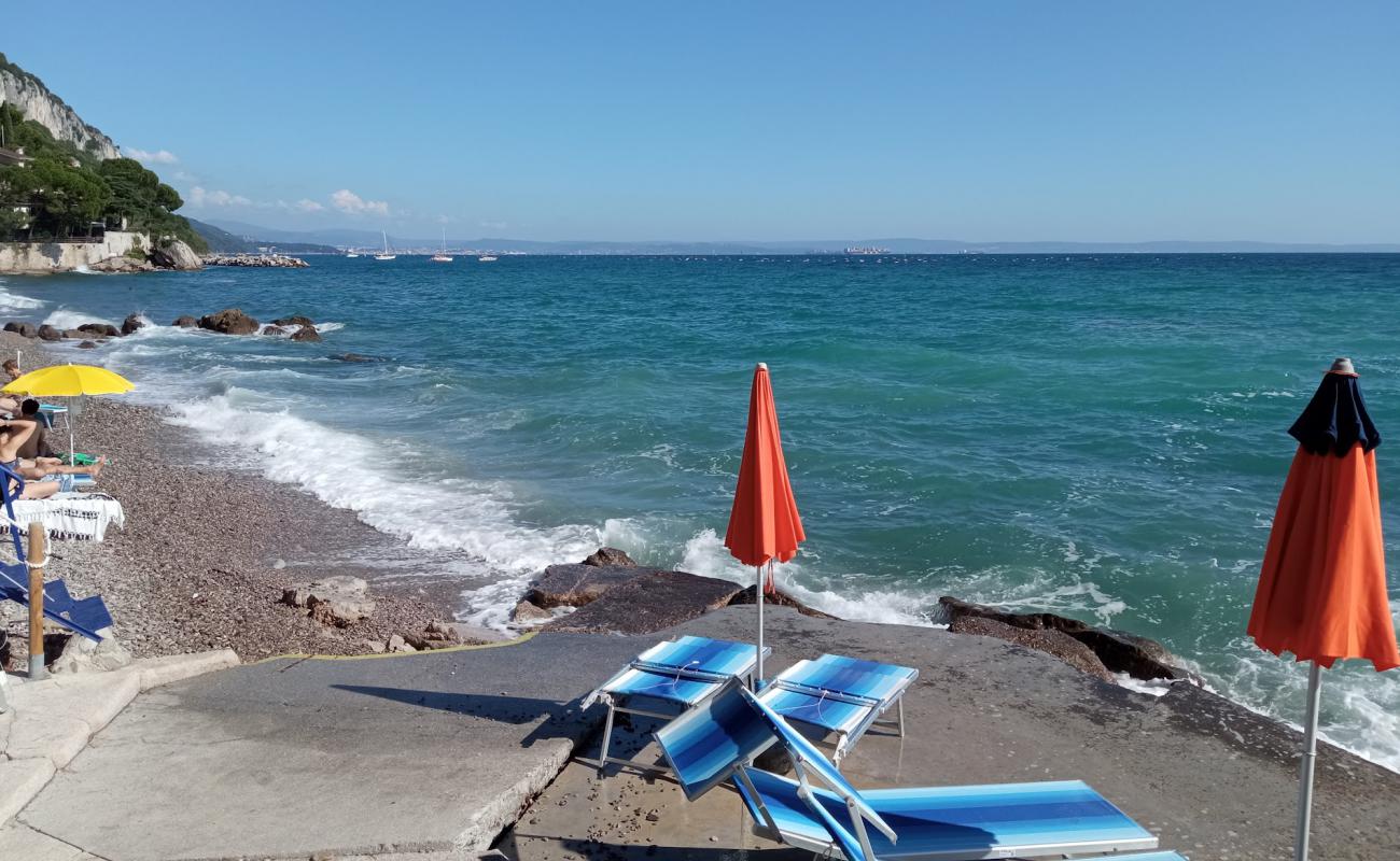 Spiaggia delle Ginestre'in fotoğrafı gri çakıl taşı yüzey ile