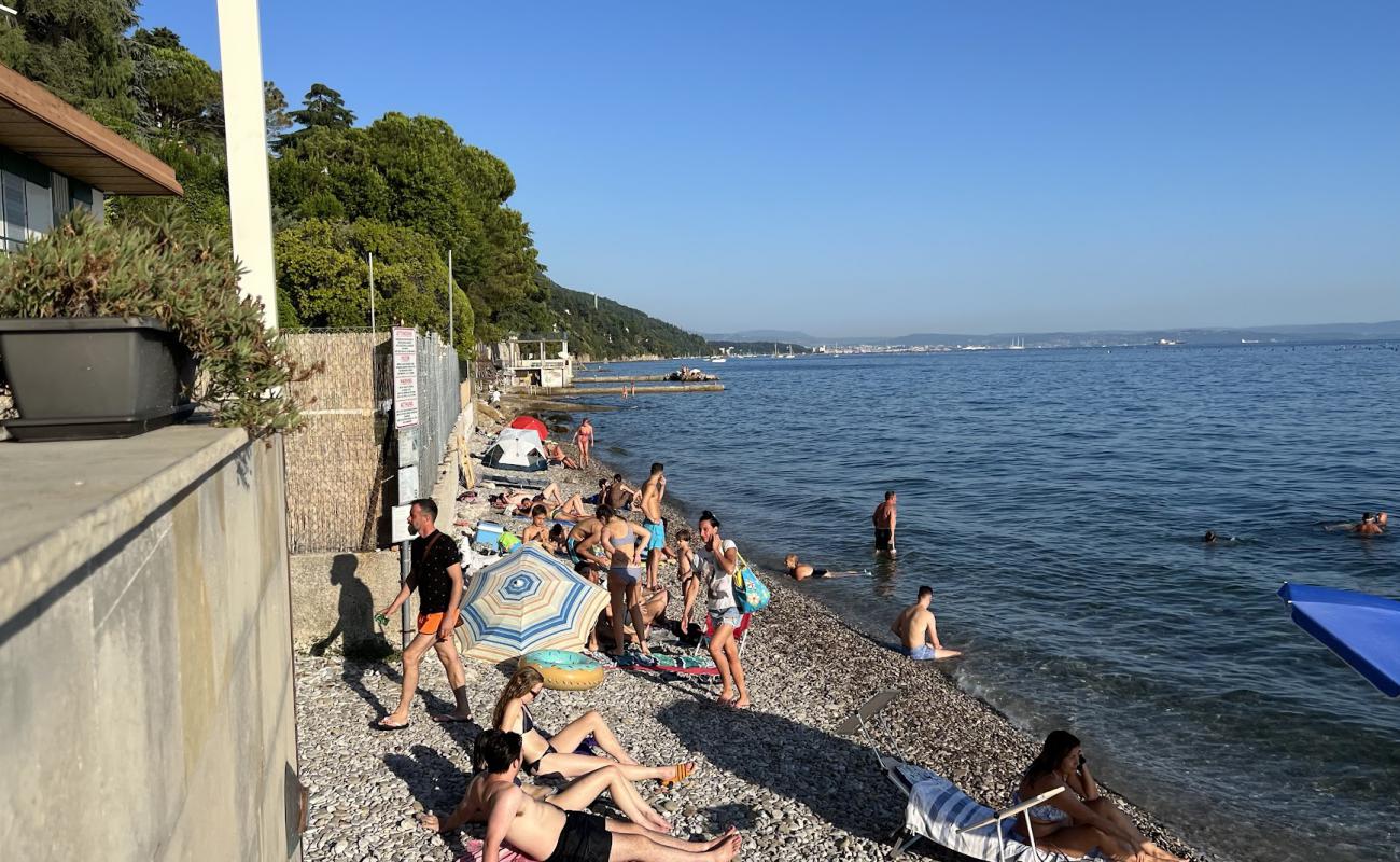 Filtri Beach'in fotoğrafı gri çakıl taşı yüzey ile