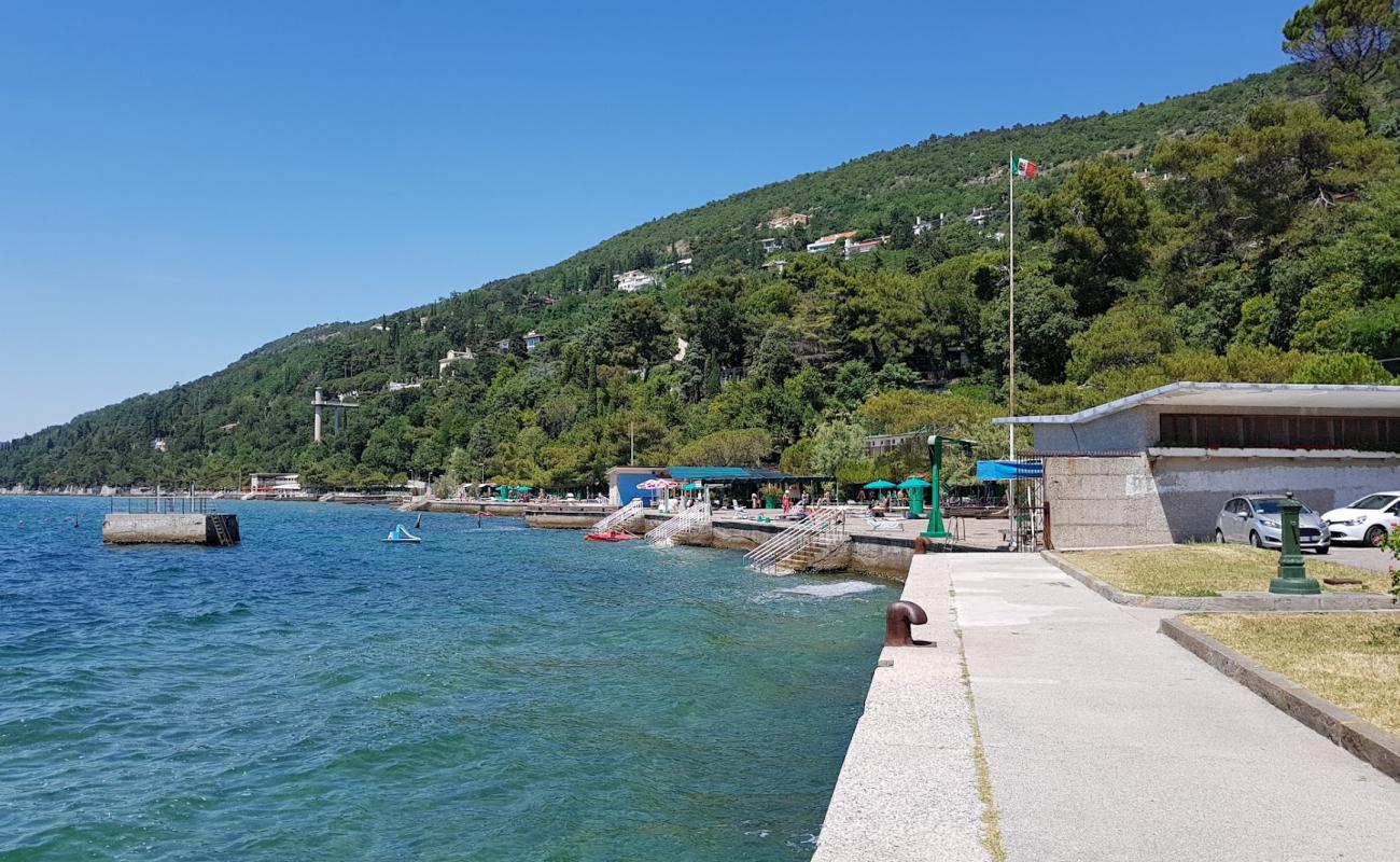 Spiaggia di Grignano'in fotoğrafı beton kaplı yüzey yüzey ile