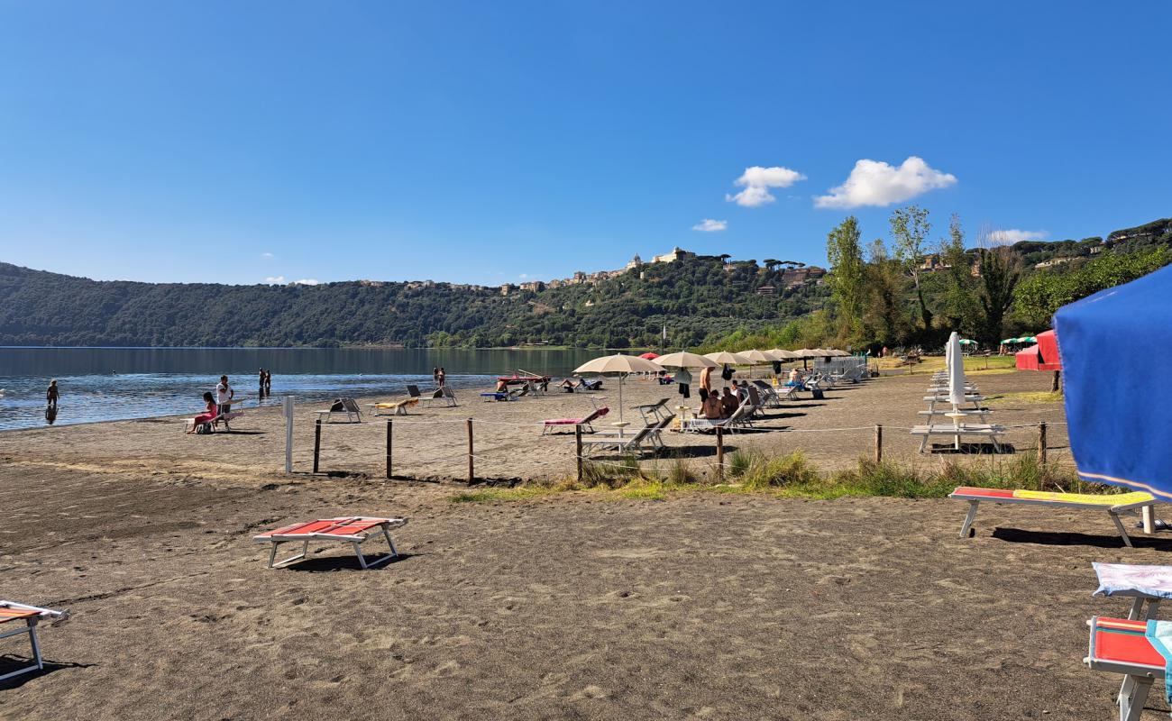 Spiaggia di lago Albano'in fotoğrafı gri kum yüzey ile