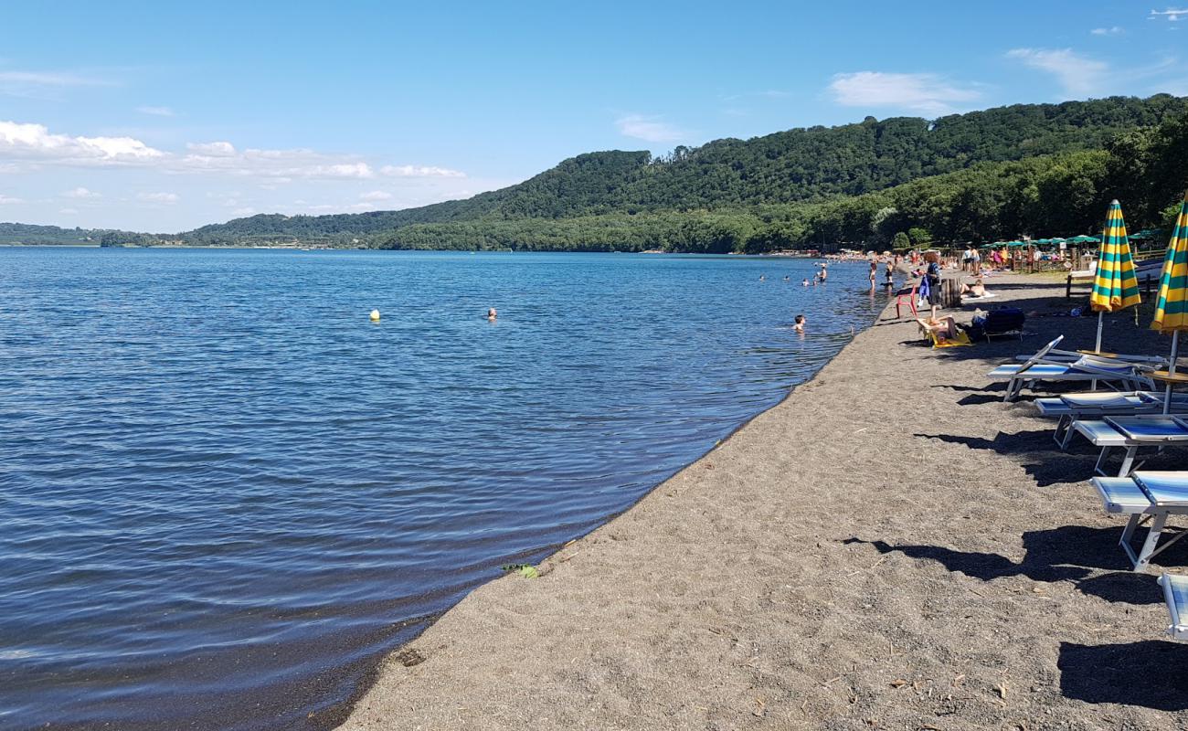 Spiaggia del Riva Verde Stabilimento'in fotoğrafı gri kum yüzey ile