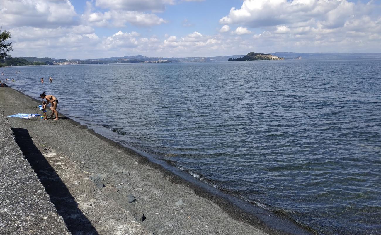 Spiaggia di Montefiascone'in fotoğrafı gri kum yüzey ile