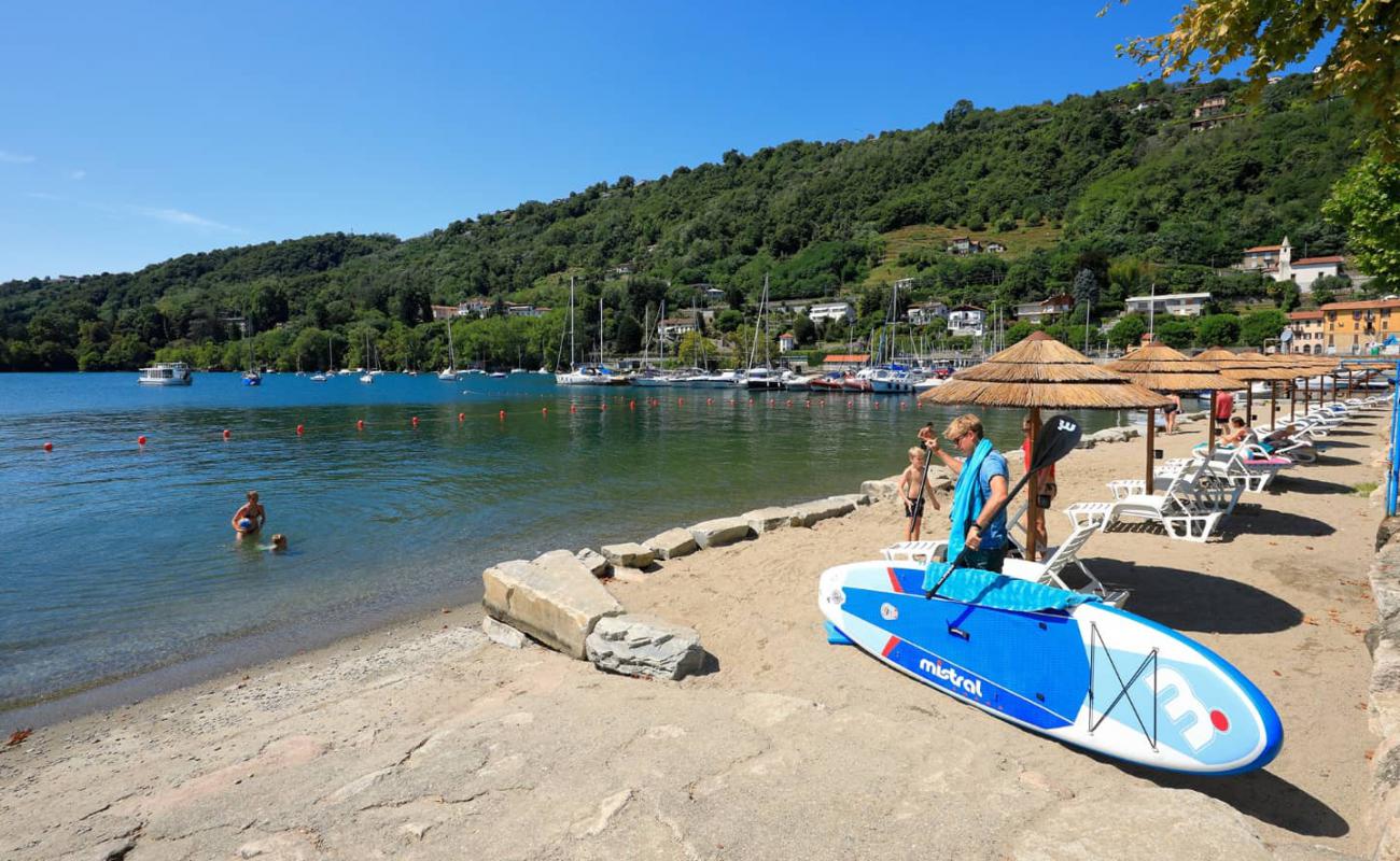 Solcio di Lesa Beach'in fotoğrafı gri kum ve çakıllar yüzey ile