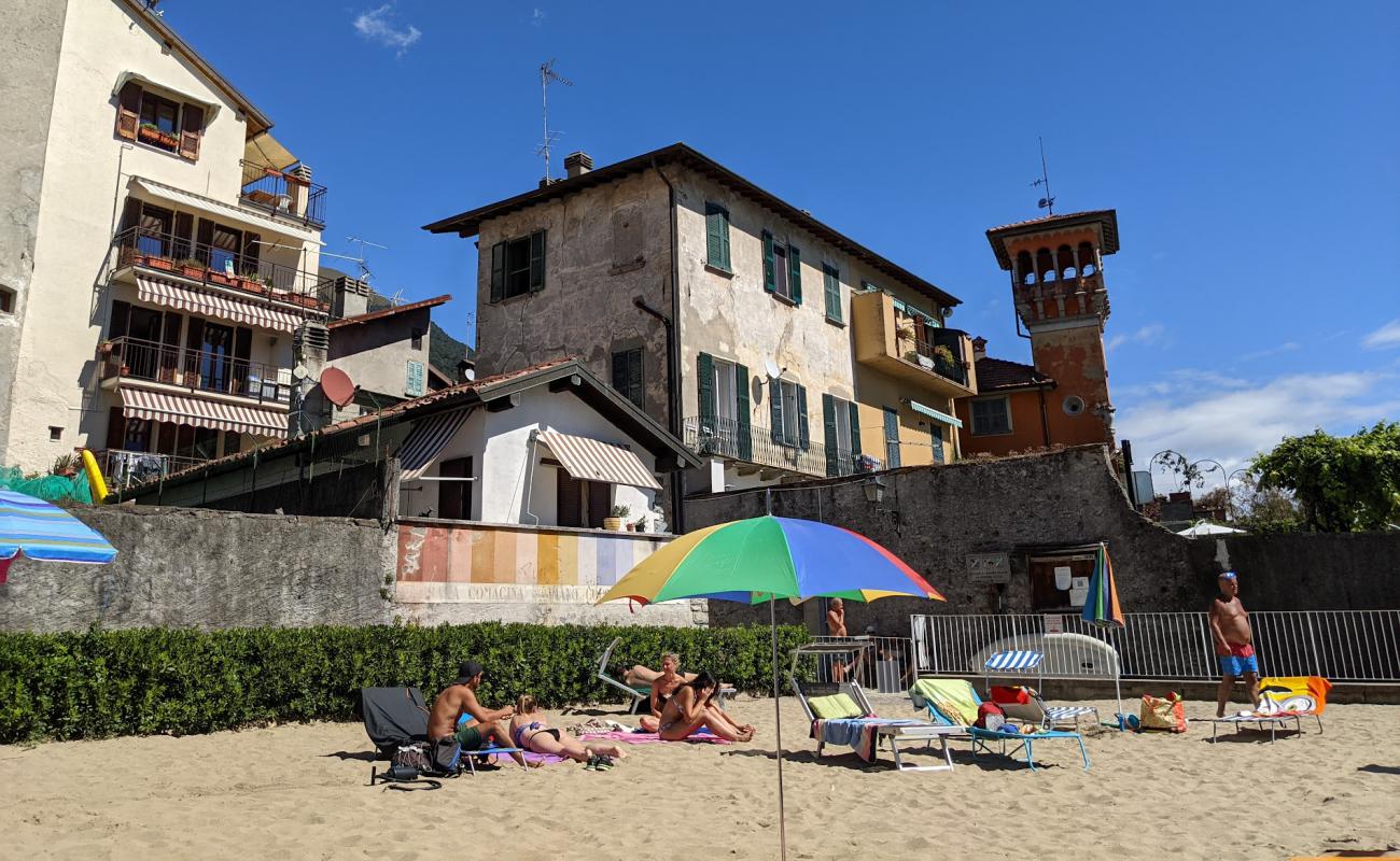 Sala Comacina Beach'in fotoğrafı beton kaplı yüzey yüzey ile