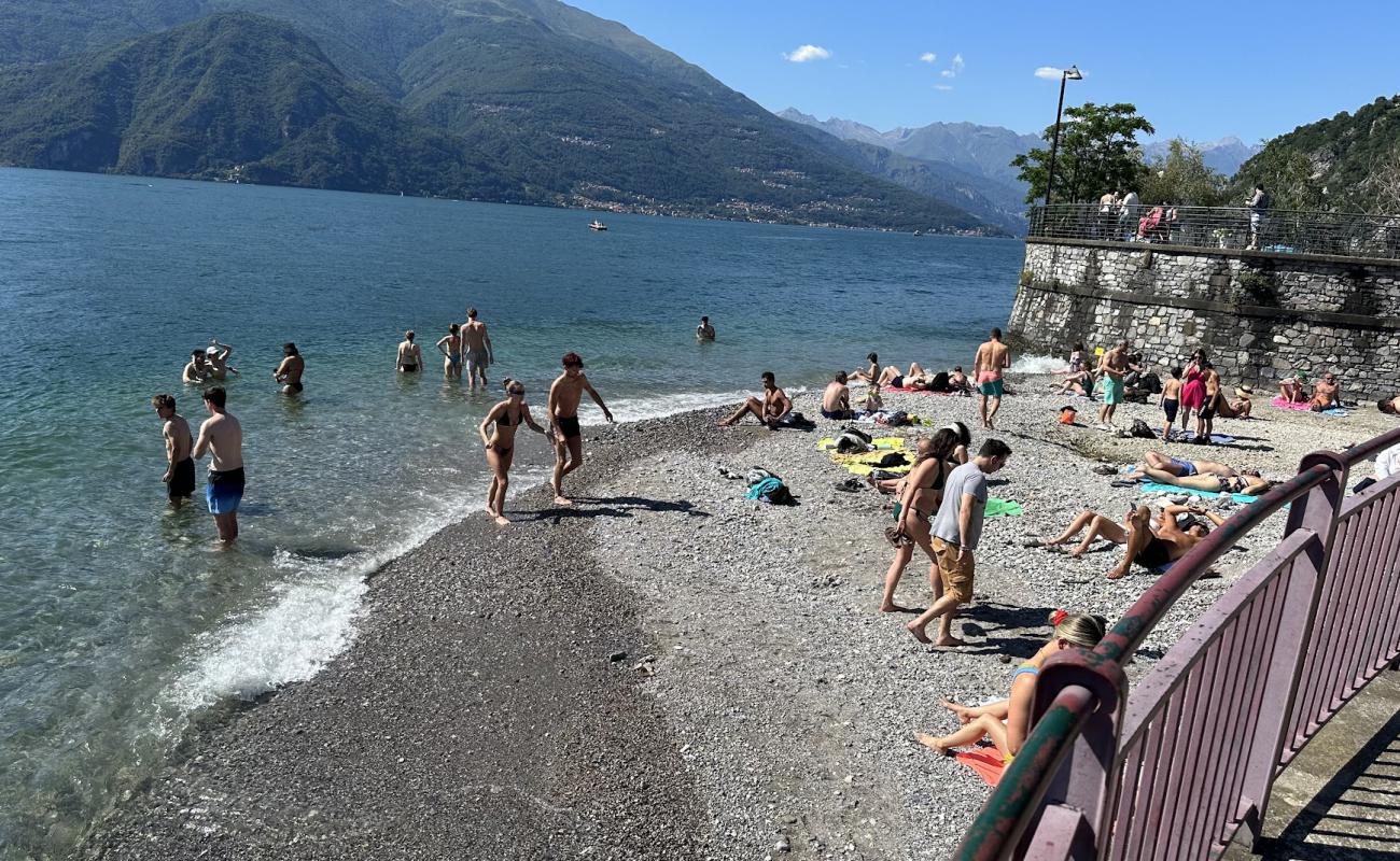 Varenna Beach'in fotoğrafı gri çakıl taşı yüzey ile