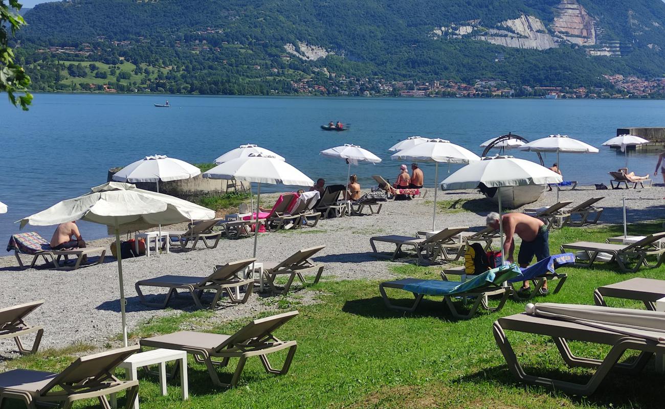 Spiaggia Lago di Pusiano'in fotoğrafı küçük gri çakıllar yüzey ile