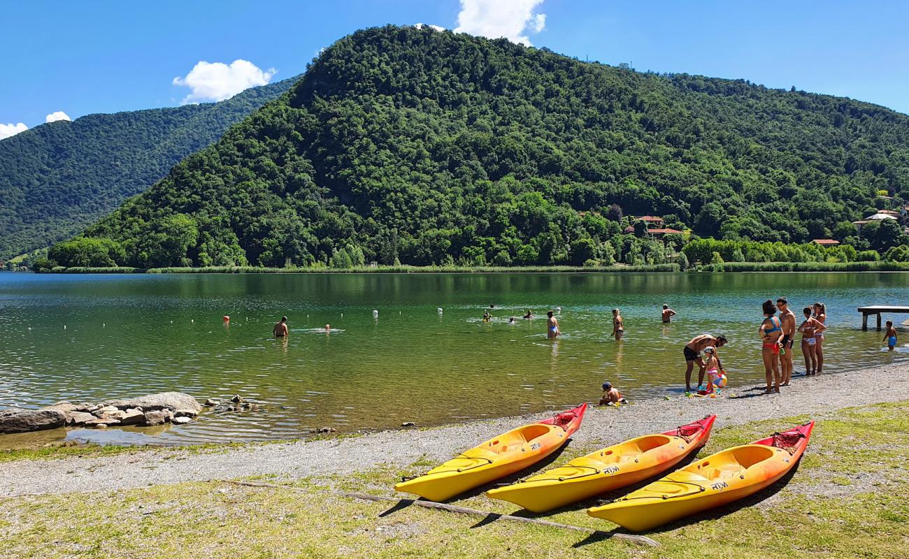 Lido del Segrino'in fotoğrafı çim yüzey ile