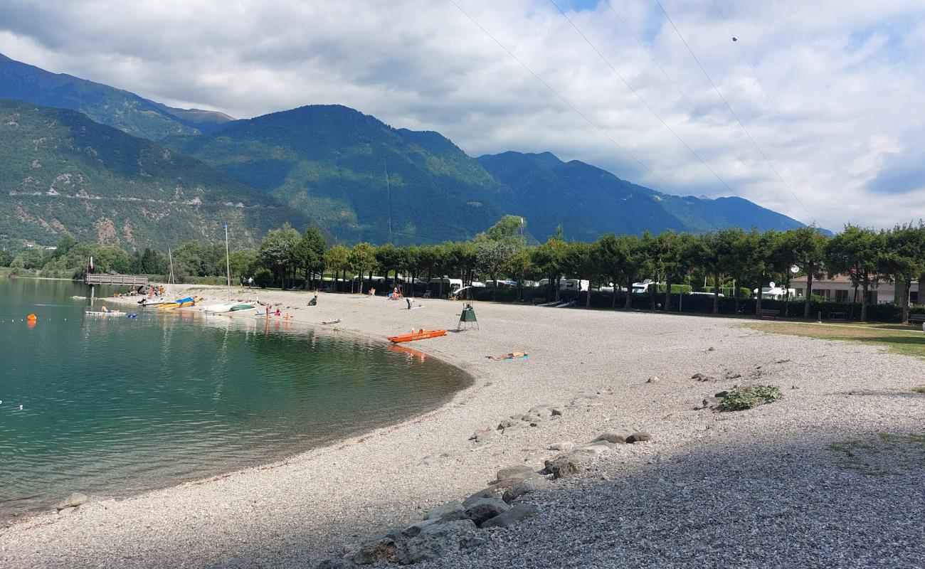 Camping Miralago Beach'in fotoğrafı küçük gri çakıllar yüzey ile