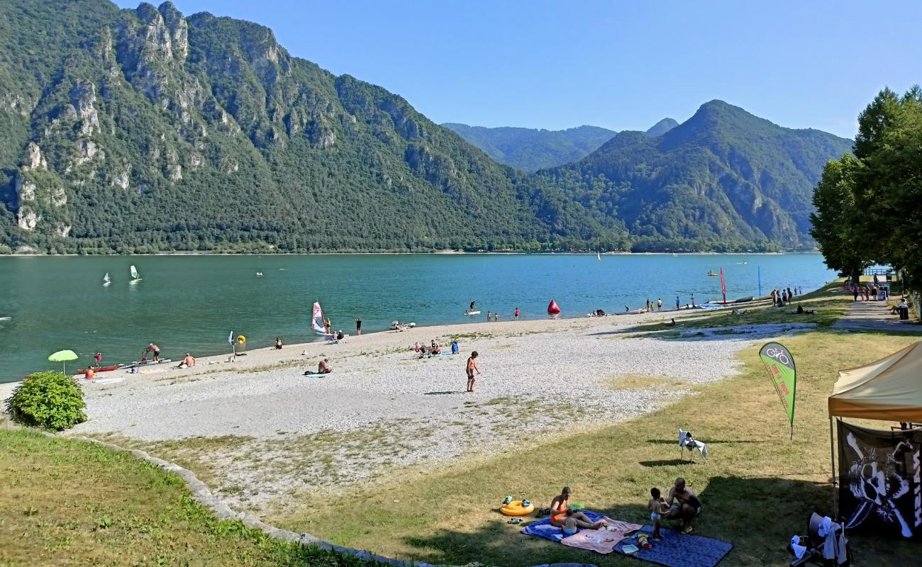 Anfo Beach'in fotoğrafı gri çakıl taşı yüzey ile