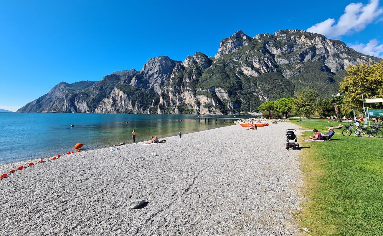Pini Beach'in fotoğrafı küçük gri çakıllar yüzey ile
