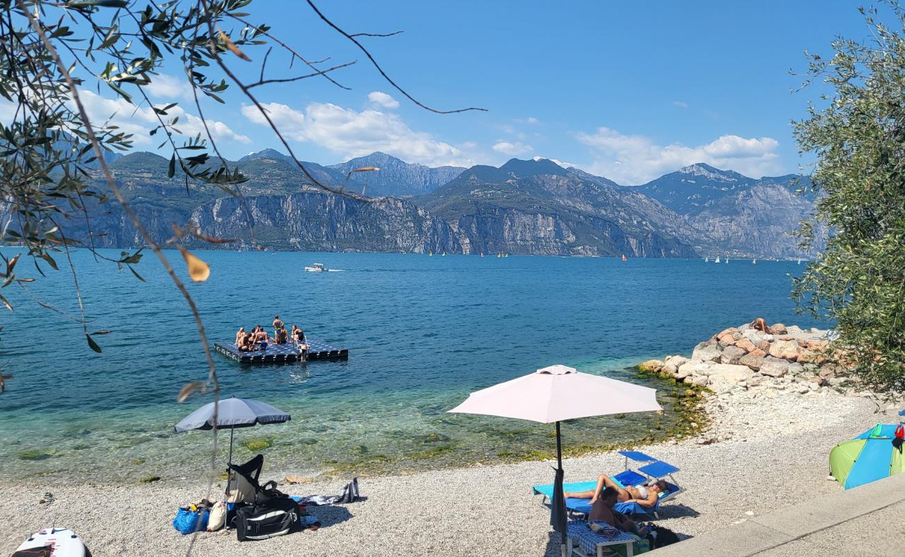 Gardesana Beach'in fotoğrafı küçük gri çakıllar yüzey ile