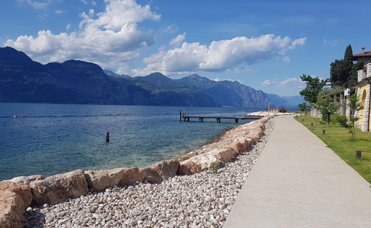Castelletto di Brenzone Beach'in fotoğrafı gri çakıl taşı yüzey ile