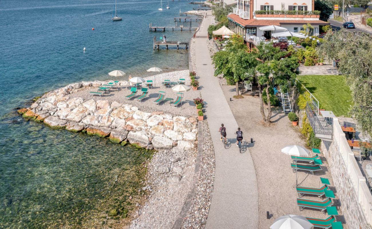 Brenzone sul Garda Beach'in fotoğrafı gri çakıl taşı yüzey ile