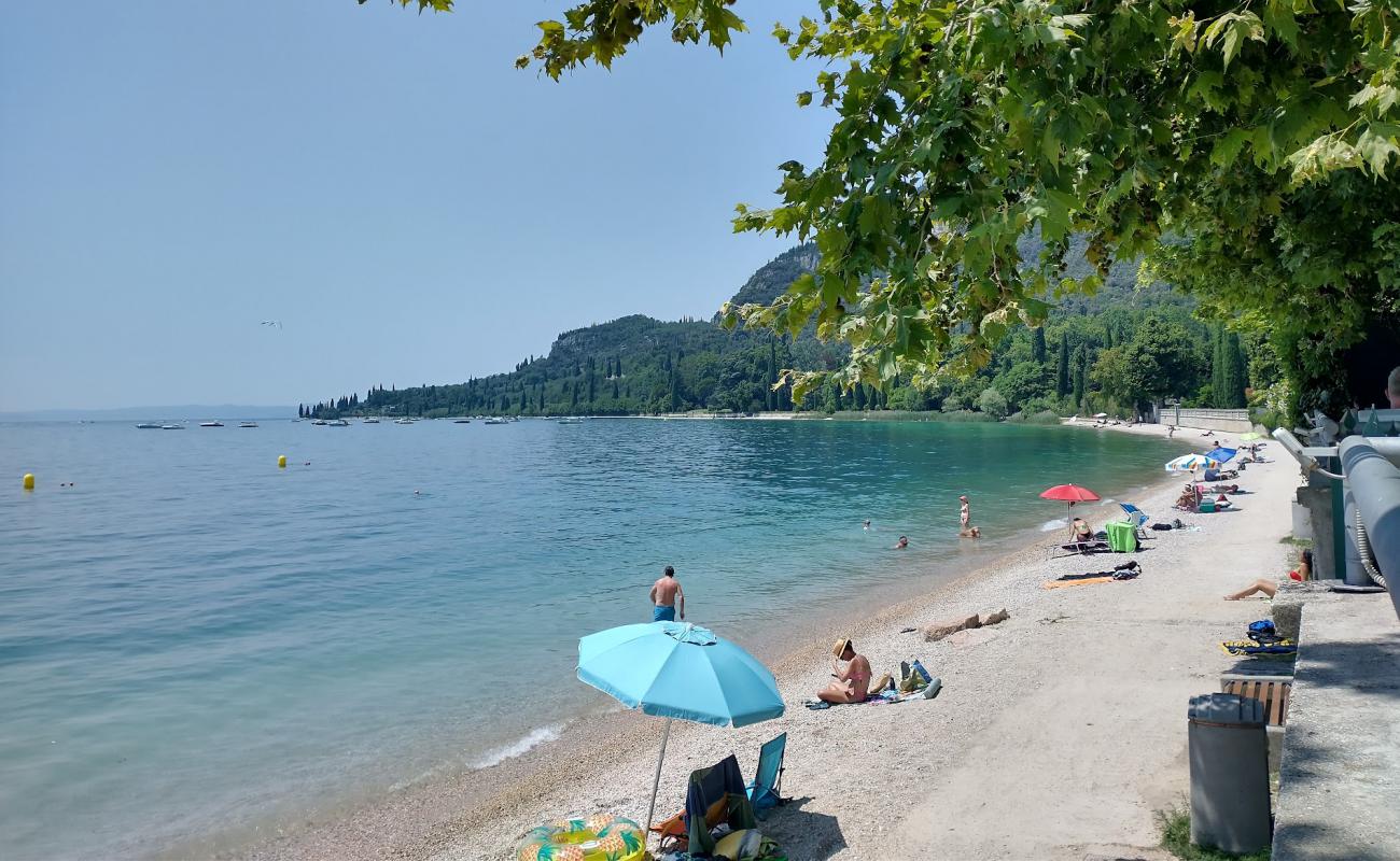 Spiaggia Corno di Garda'in fotoğrafı gri ince çakıl taş yüzey ile